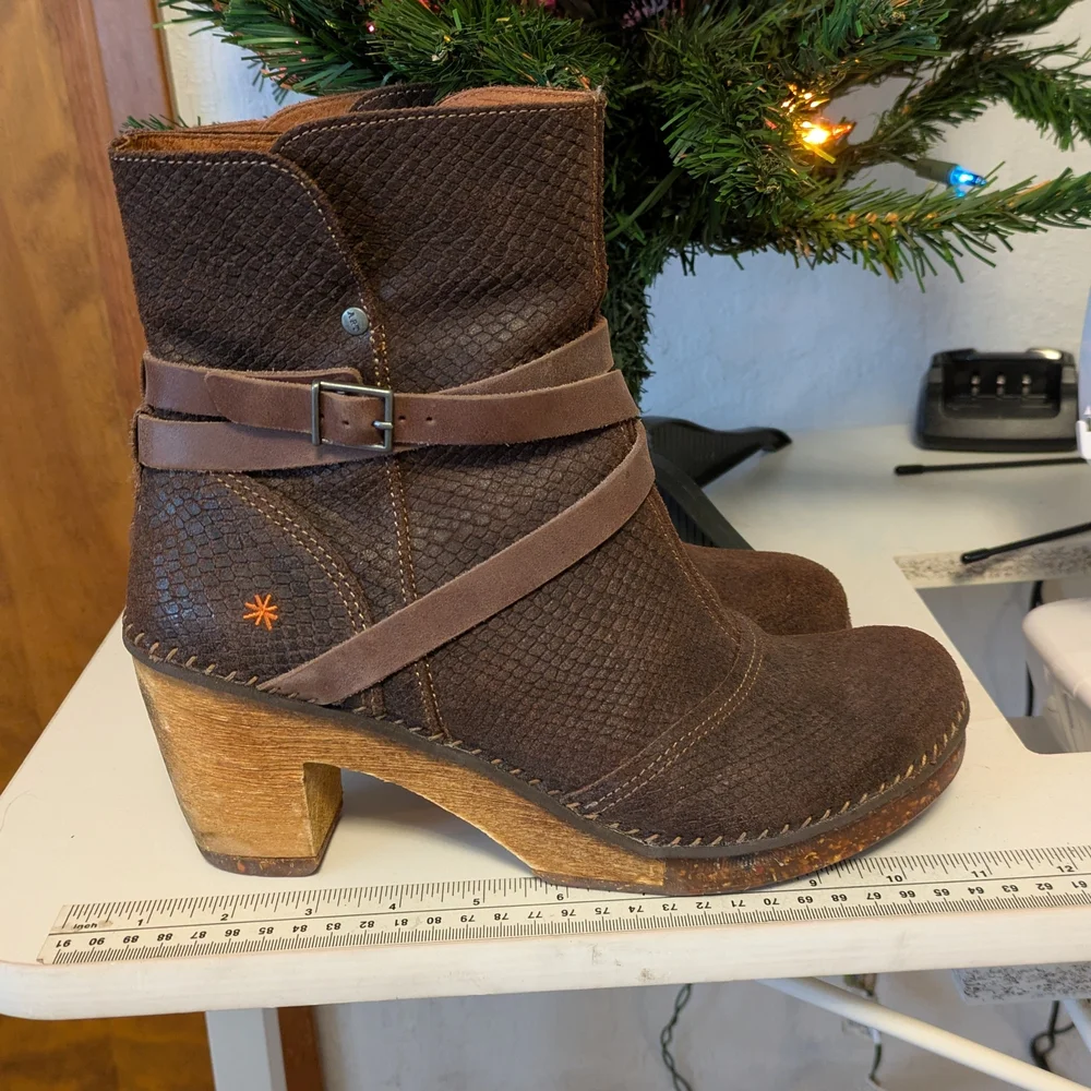 Stylish Brown Textured Heeled Boots - Picture 1 of 7